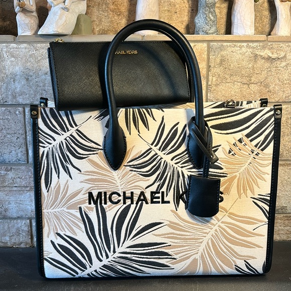 Michael Kors Palm tote-wallet not included, tags off - Picture 1 of 7